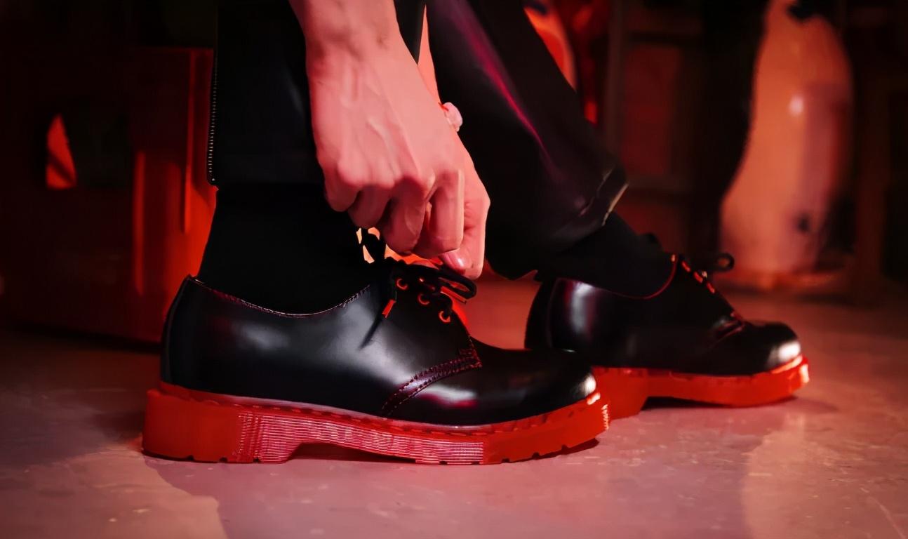 DR MARTENS真假最新鉴定,时尚鞋履真伪探索之旅