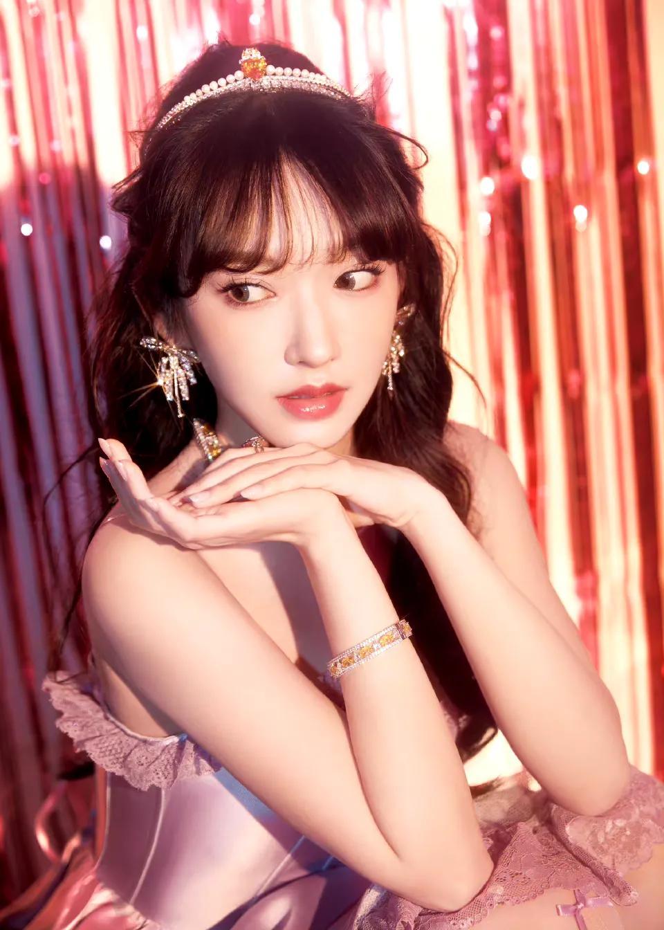 程潇最新写真曝光，聚焦时尚魅力，远离涉黄风波