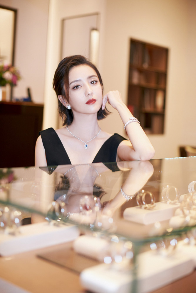 佟丽娅最新发型引领时尚潮流，揭秘新发型名称