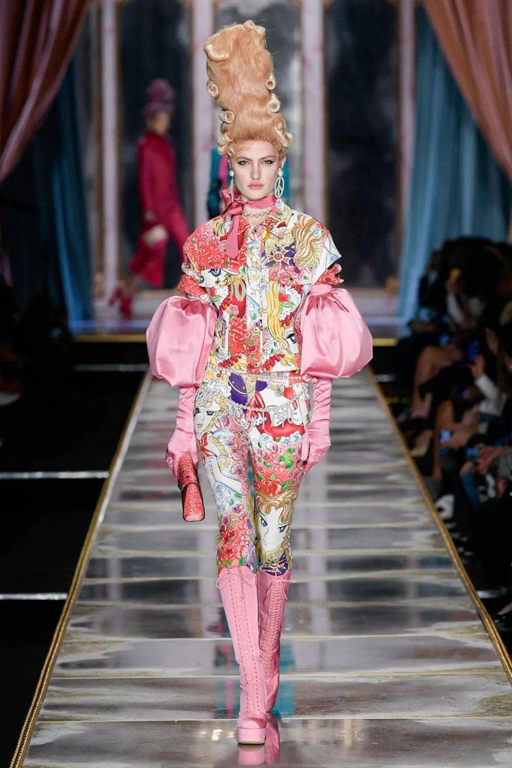 科技重塑时尚，最新秀场造型引领未来潮流