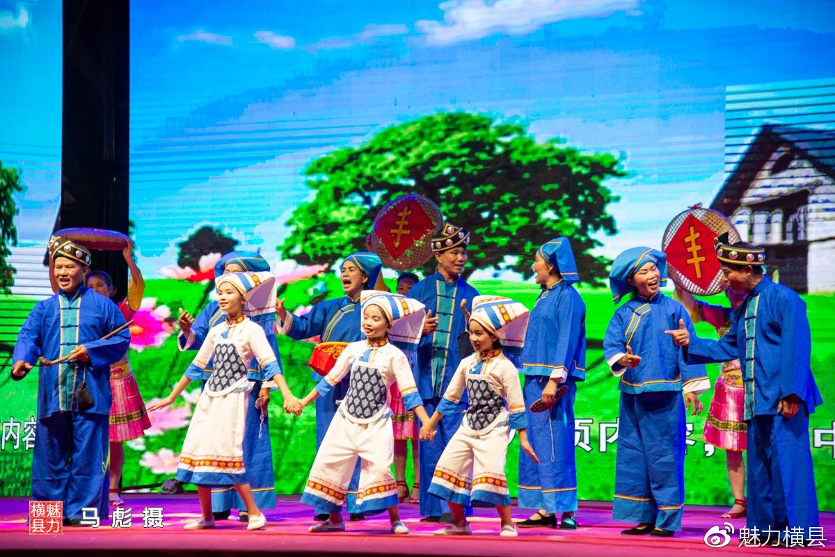 小镇春日盛事,幸福山歌舞蹈视频比赛点燃少年小明激情火焰