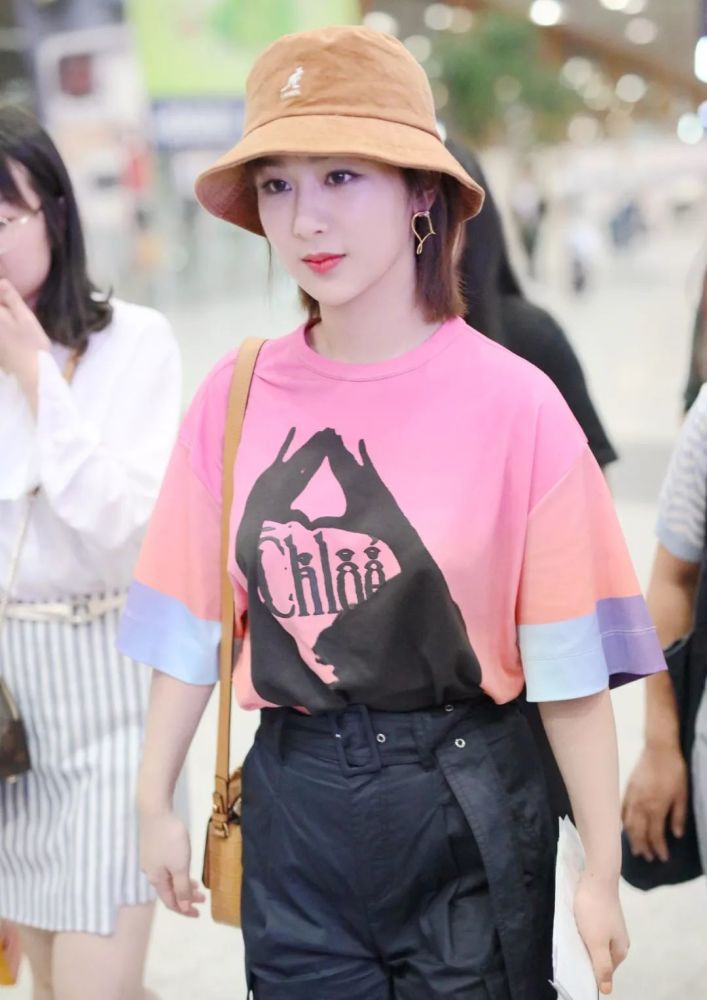 T恤女明星,科技时尚的前沿体验风采