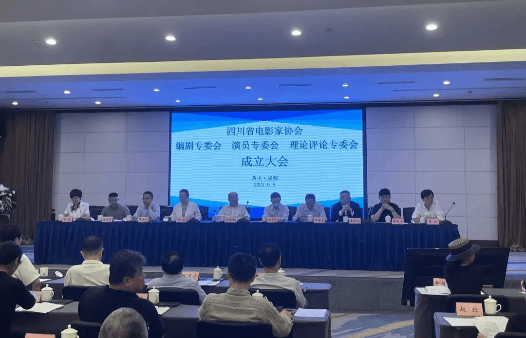 电影巨星刘秀杰引领科技潮流,亲身体验最新高科技产品