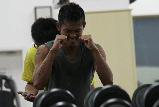 羽毛球赛场上的挥洒汗水瞬间作文