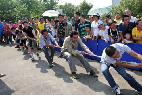 温馨的拔河比赛,动作细节描写与情感交织的赛场瞬间