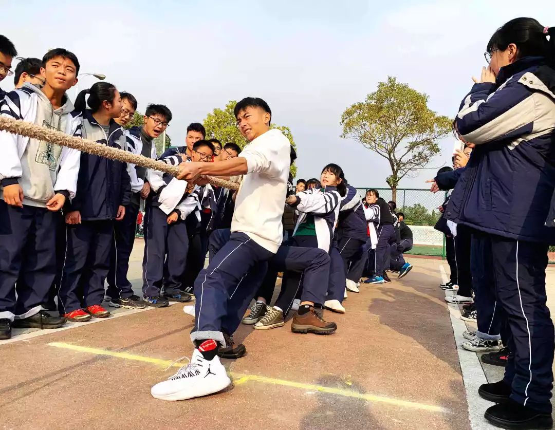 温馨的拔河比赛,动作细节描写与情感交织的赛场瞬间
