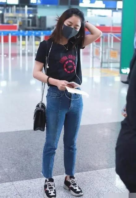 最新牛仔裤女,小巷深处的时尚秘境探索