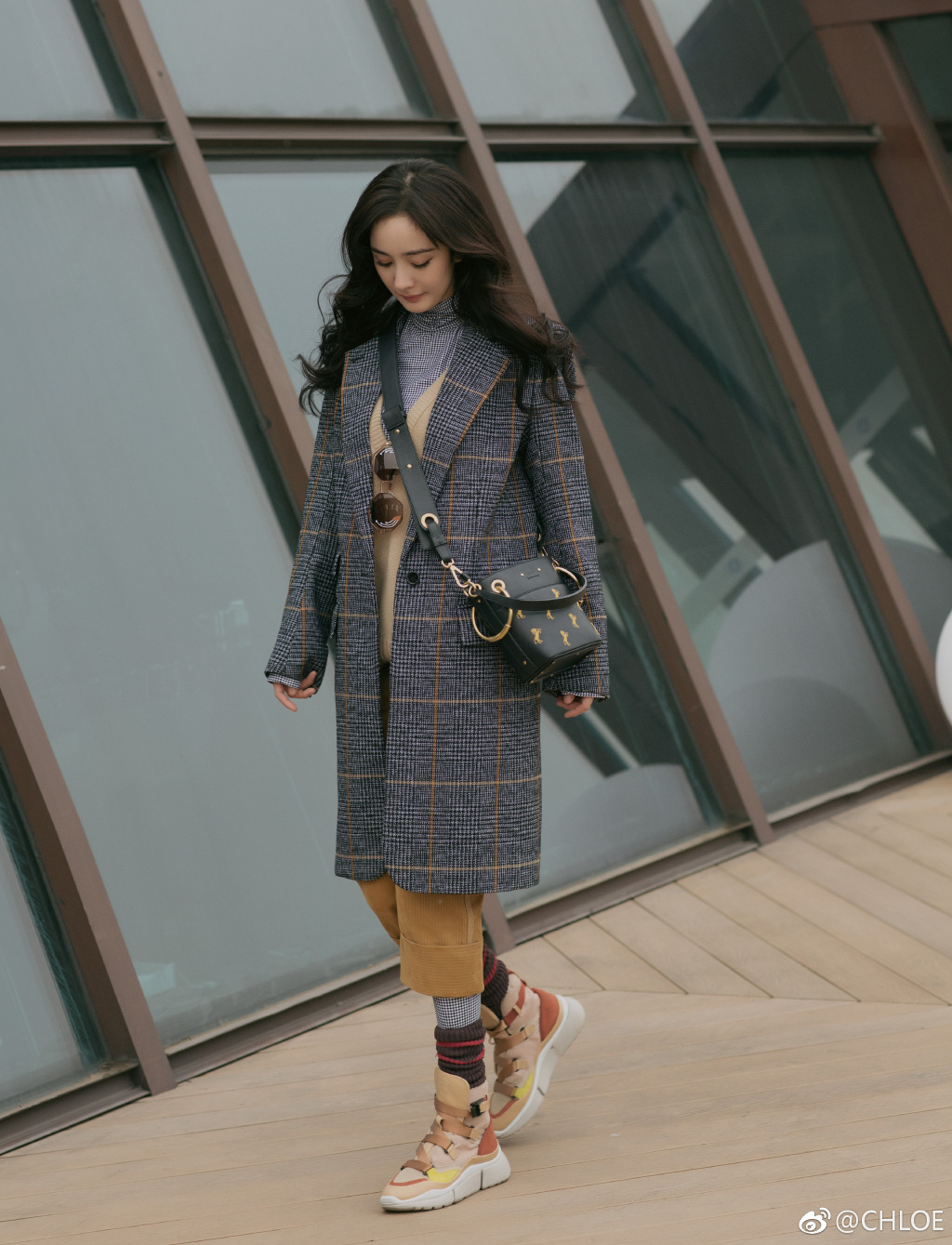 杨幂最新街拍2024,日常小确幸与友情的美好瞬间捕捉