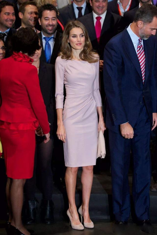 西班牙王后最新穿着,科技与时尚的完美融合风采展示