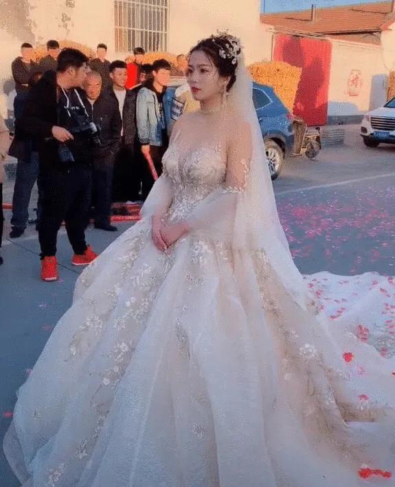 最新新娘婚纱,学习变化中绽放自信与成就的光彩