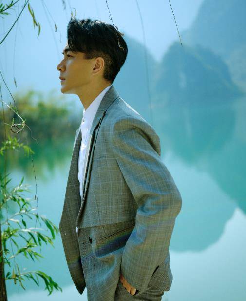 坤朵朵最新,小巷中的美食秘密