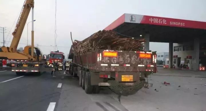 加油站车祸亲历者揭秘惊魂瞬间,现场最新情况一览