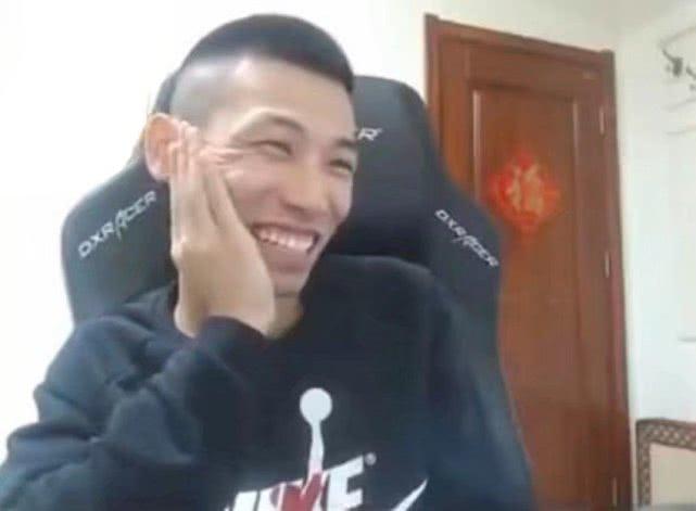 旭旭宝宝最新PK与小巷美食探秘,隐藏的美食宝藏