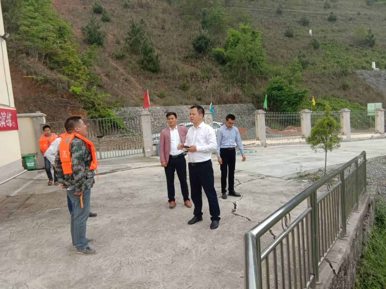 贵州水库大巴意外坠湖，温馨故事与意外奇遇揭秘